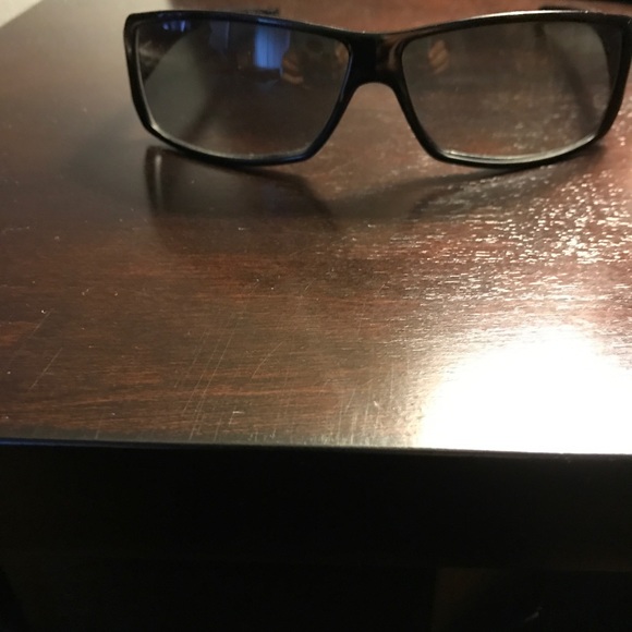 Gucci ladies sunglasses and case - Picture 4 of 8